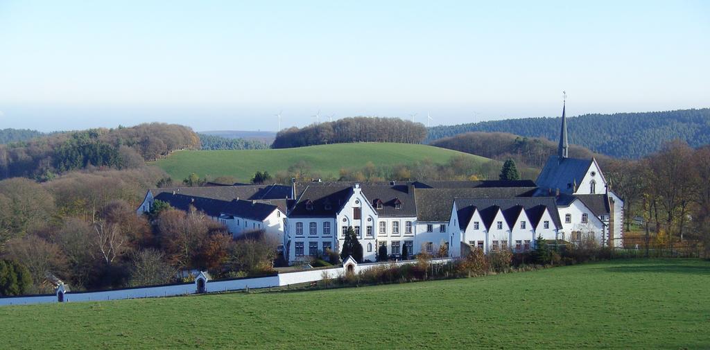 Hotel Restaurant Schmidter Bauernstube Nideggen Bagian luar foto