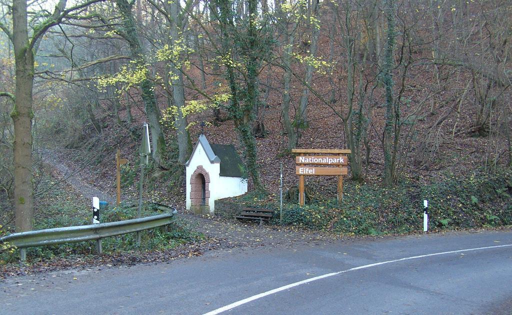 Hotel Restaurant Schmidter Bauernstube Nideggen Bagian luar foto
